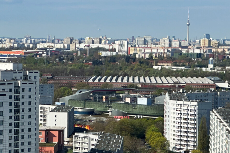 Vom 22. Obergeschoss erwartet Besucher des Sky-Walks in Marzahn-Hellersdorf ein atemberaubender Blick über Berlin.