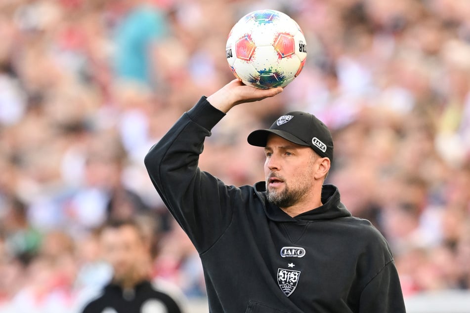 Peilt mit seinem Team die Champions-League-Qualifikation an: VfB-Chefcoach Sebastian Hoeneß (44).
