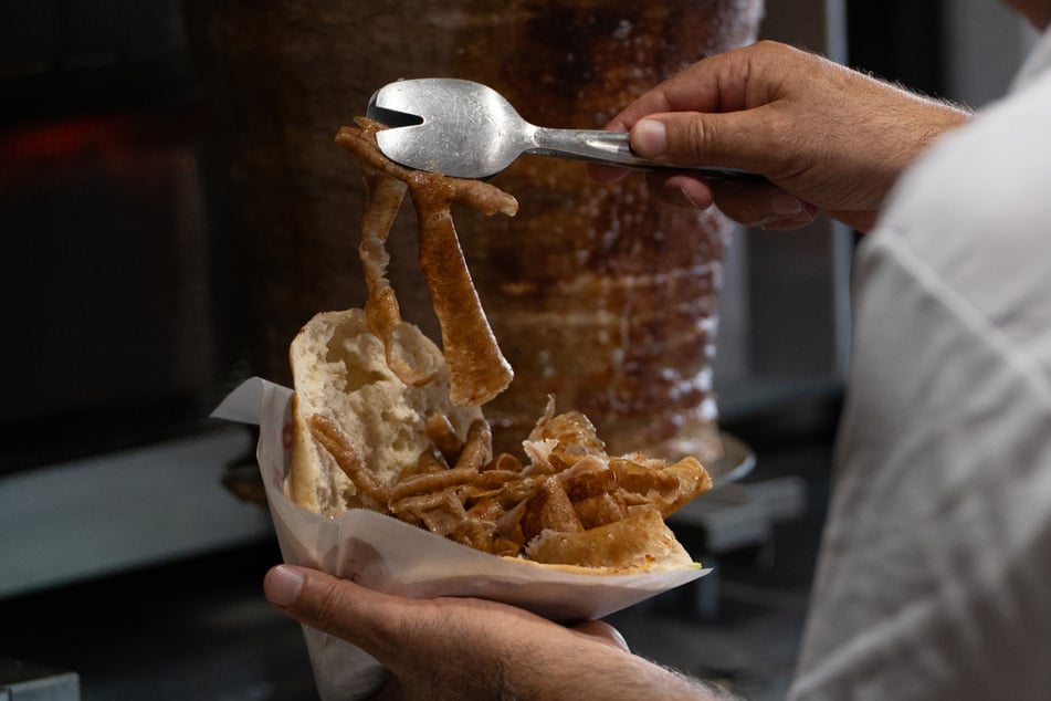 Ein Mann wollte seinen Döner nicht zahlen und attackierte später den Besitzer. (Symbolfoto)
