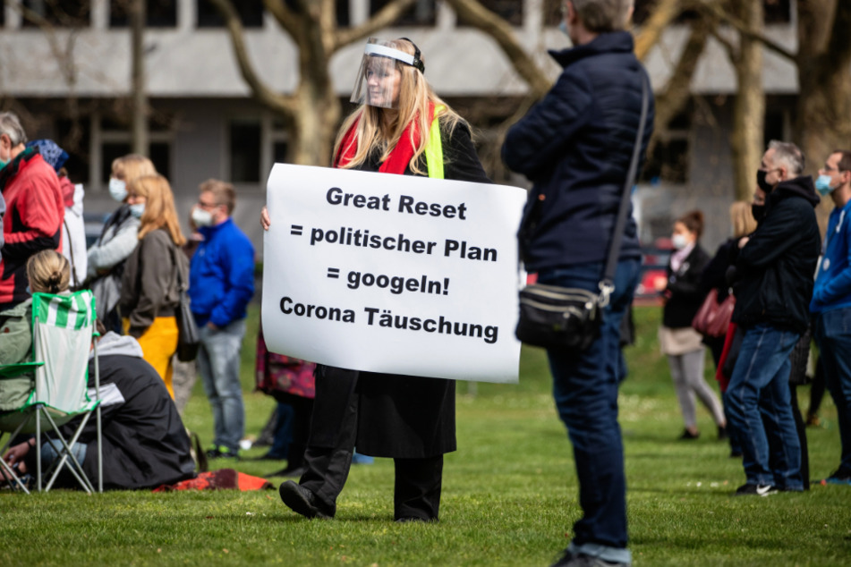 In Heilbronn demonstrieren circa 150 Menschen gegen die Corona-Politik.