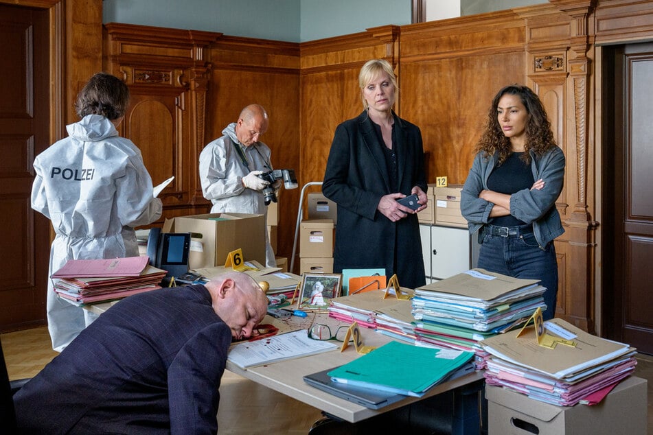 In den kommenden zwei Wochen werden Ina Zimmermann (Melanie Marschke, 56) und Kommissarin Kim Nowak (Amy Mußul, 34, r.) keine Fälle klären können.