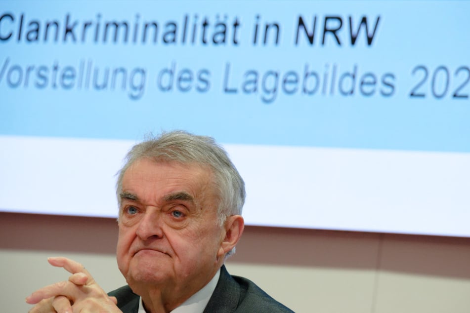 Die Bekämpfung von Clankriminalität fällt in den Aufgabenbereich des 73-jährigen NRW-Innenministers.