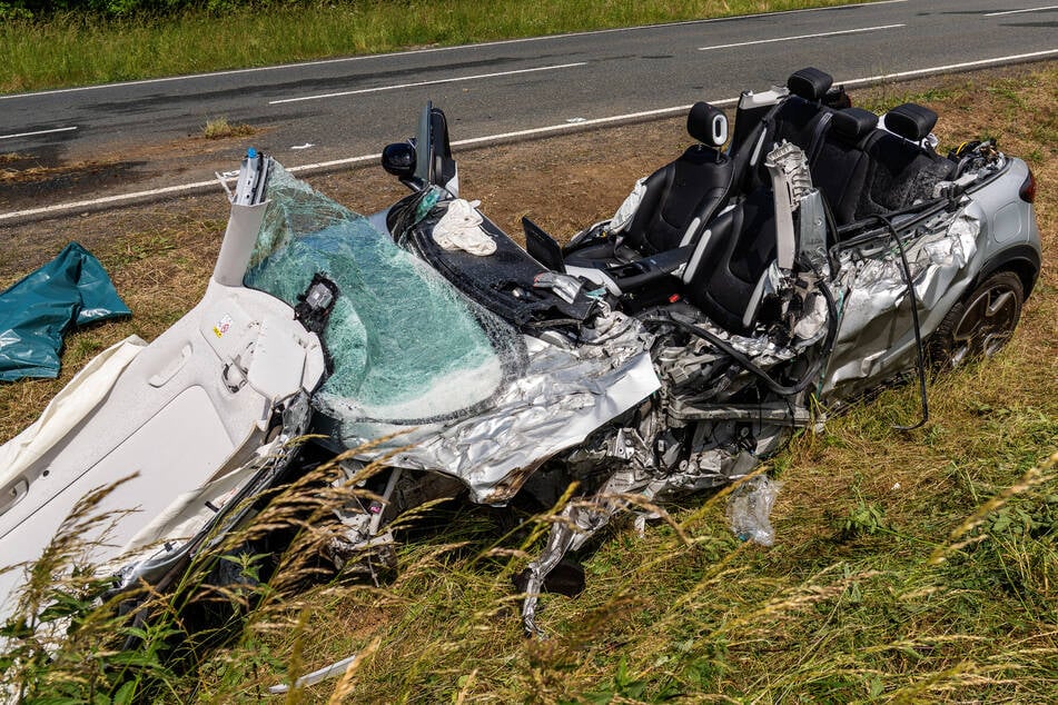 Einsatzkräfte der Feuerwehr mussten die schwer verletzte 19-Jährige aus dem Smart befreien.