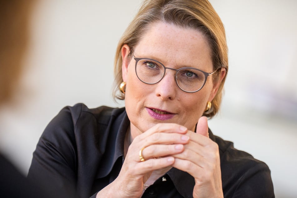 Führte in der Regierung bislang eher ein Schattendasein: Bundesjustizministerin Stefanie Hubig (56, SPD). Nach einem Besuch in Polen machte jetzt ihr Flieger schlapp - und Frau Hubig war plötzlich in aller Munde.