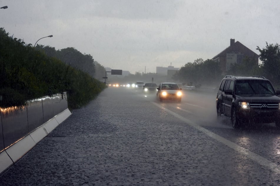 Der Deutsche Wetterdienst (DWD) warnt bis zum Dienstagabend vor unwetterartigem Starkregen im Nordwesten Niedersachsens. (Symbolfoto)