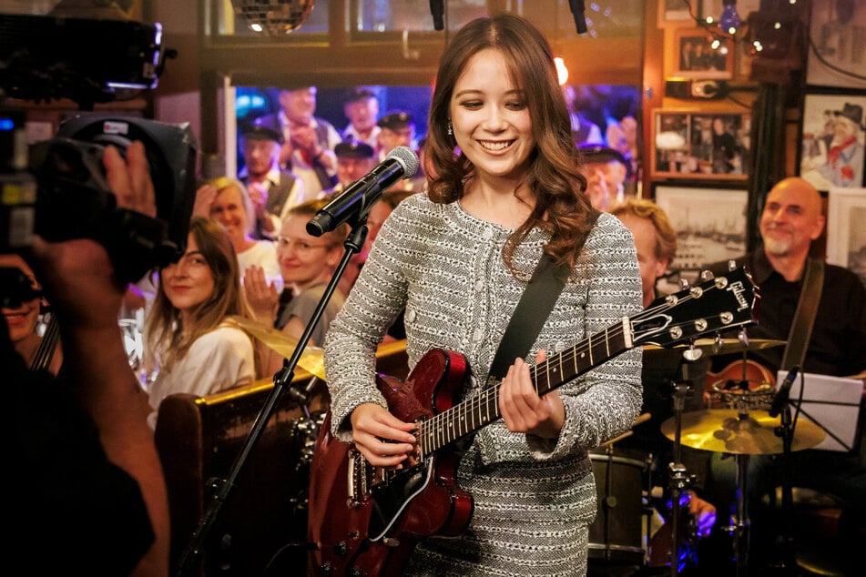 Die isländisch-chinesische Musikerin Laufey (26) sorgt bei "Inas Nacht" für eine Welt-Premiere.