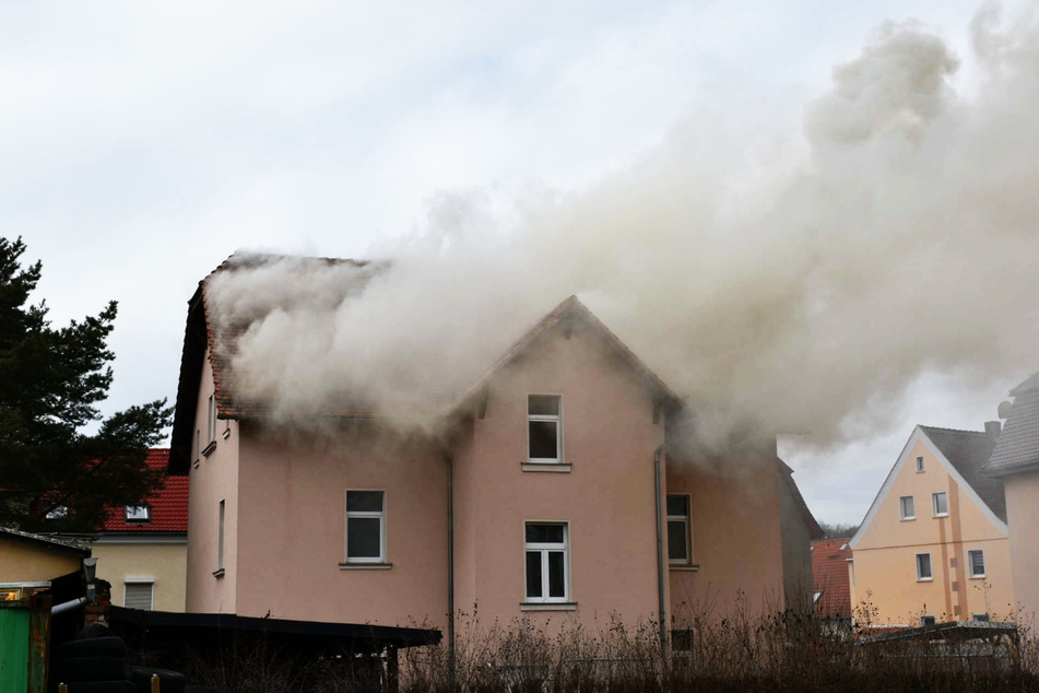 Dicke Schwaden ziehen von dem Brand-Haus.