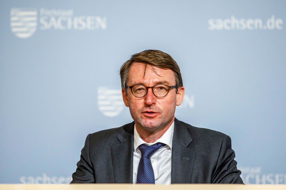 Sachsens Innenminister Roland Wöller (51, CDU) stellt die Maßnahmen gegen Rechtsextremismus vor.