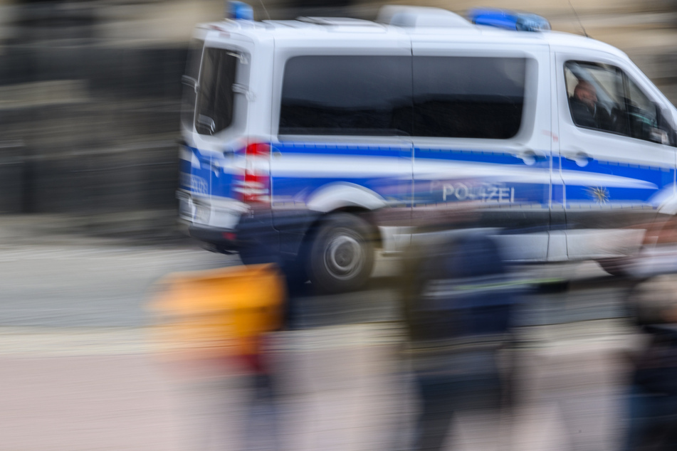 Mann reißt sich an Bahngleis Kleider vom Leib und geht auf Polizisten los