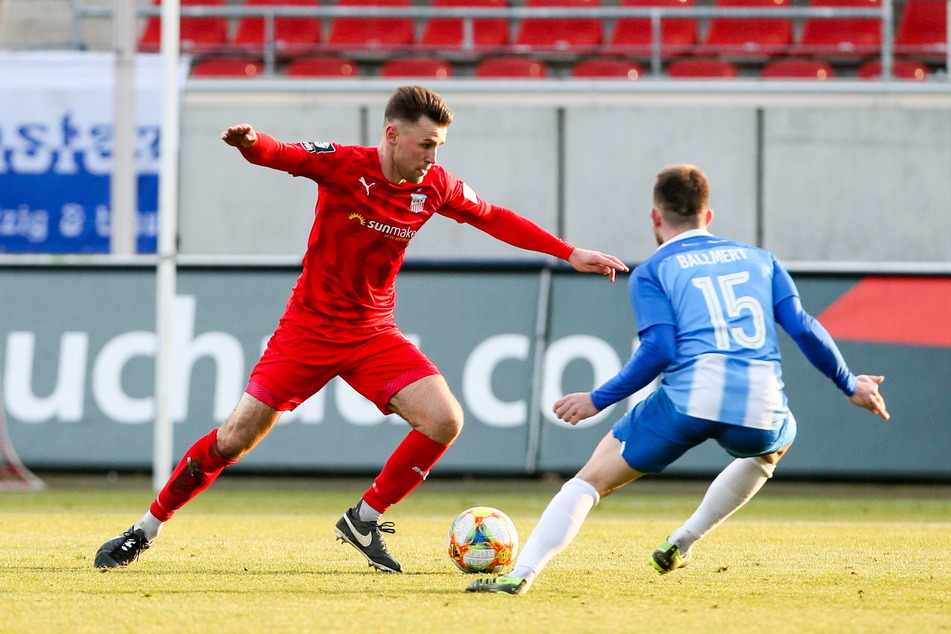 Dieses Duell zwischen Nils Miatke (30, l.) und Markus Ballmert (27) verläuft friedlich, aber in der 85. Minute grätschte der Zwickauer seinen Kontrahenten an der Seitenlinie um und sah dafür zu Recht die Rote Karte.