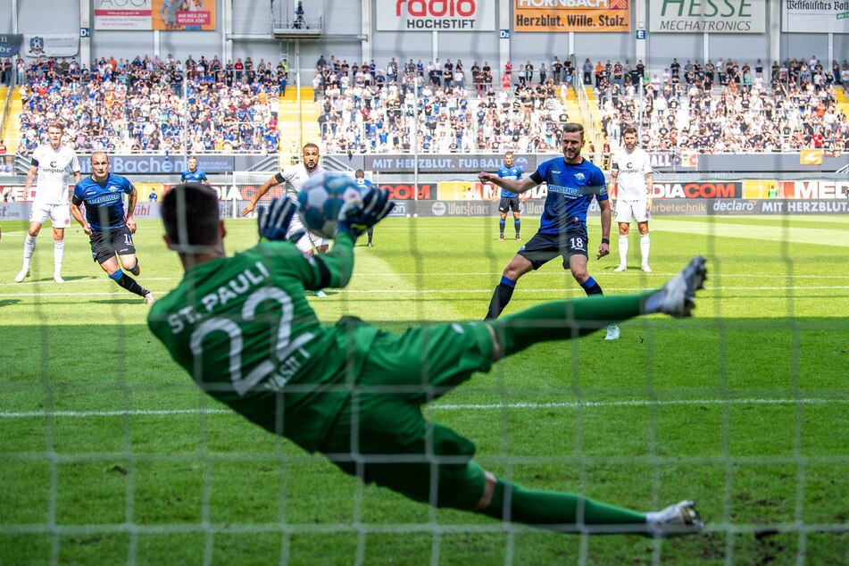 St.-Pauli-Keeper Nikola Vasilj (25) hält den Elfmeter von Paderborns Dennis Srbeny (27).