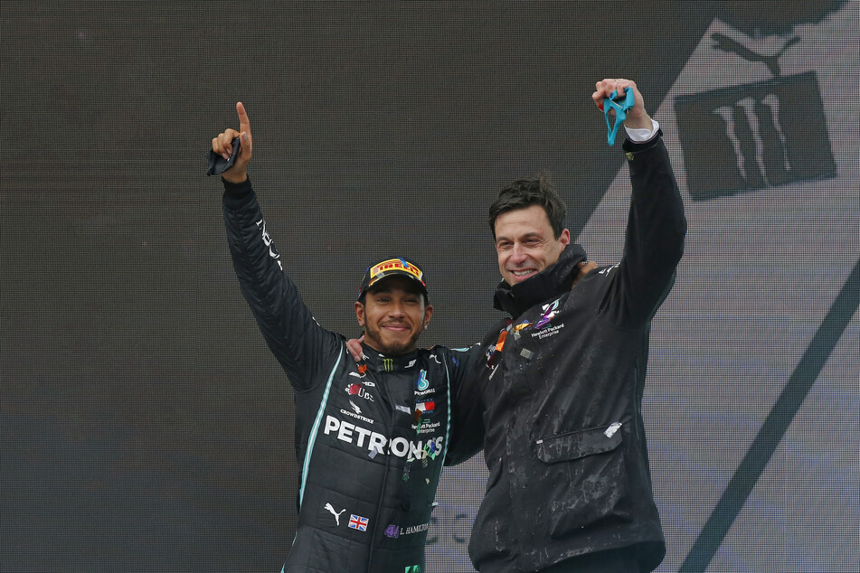 Lewis Hamilton (38, l.) und Toto Wolff (51) sind seit vielen Jahren gemeinsam bei Mercedes tätig.