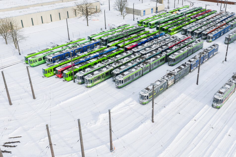 Stadtbahnen der Üstra stehen im Betriebshof Döhren in Hannover.