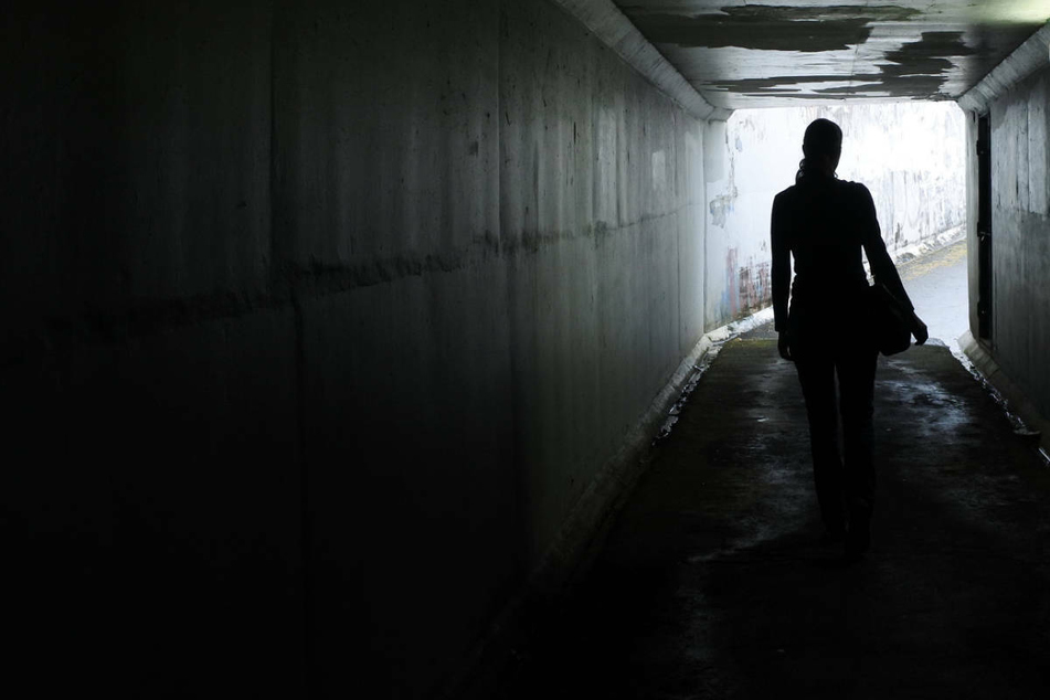 Frau (25) läuft alleine durch Tunnel, plötzlich wird sie von hinten gepackt
