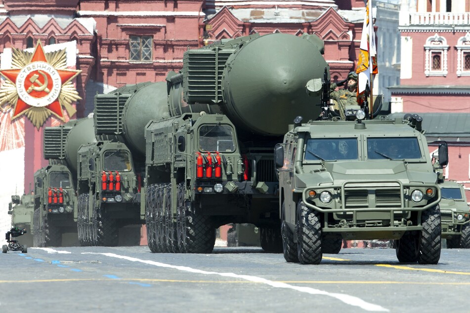 Raketen werden während der Militärparade zum "Tag des Sieges" durch Moskau gefahren. (Archivbild)