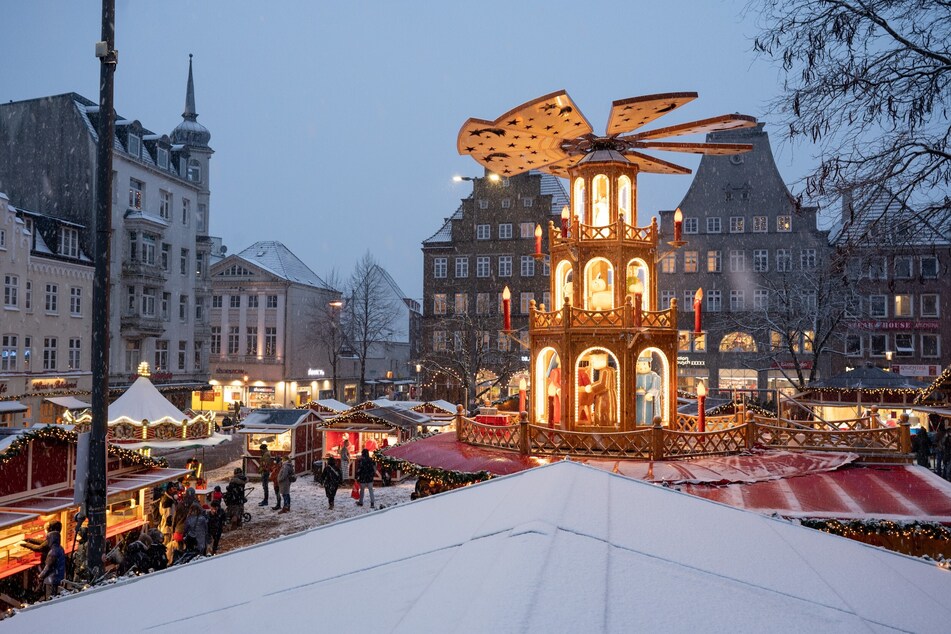 Der Weihnachtsmarkt in Flensburg: Auch in diesem Jahr wurde die große Weihnachtspyramide schon aufgestellt. (Archivbild)