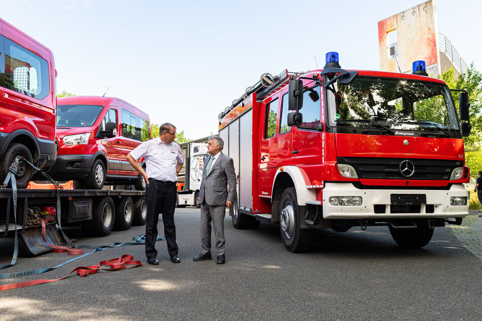 Insgesamt 16 Fahrzeuge der Feuerwehr gehen aus NRW an die Ukraine.