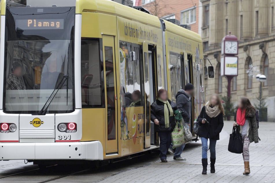 Seit über 130 Jahren fahren in Plauen Straßenbahnen durch die City. Doch nun befürchten Bürger, dass damit bald Schluss sein könnte.
