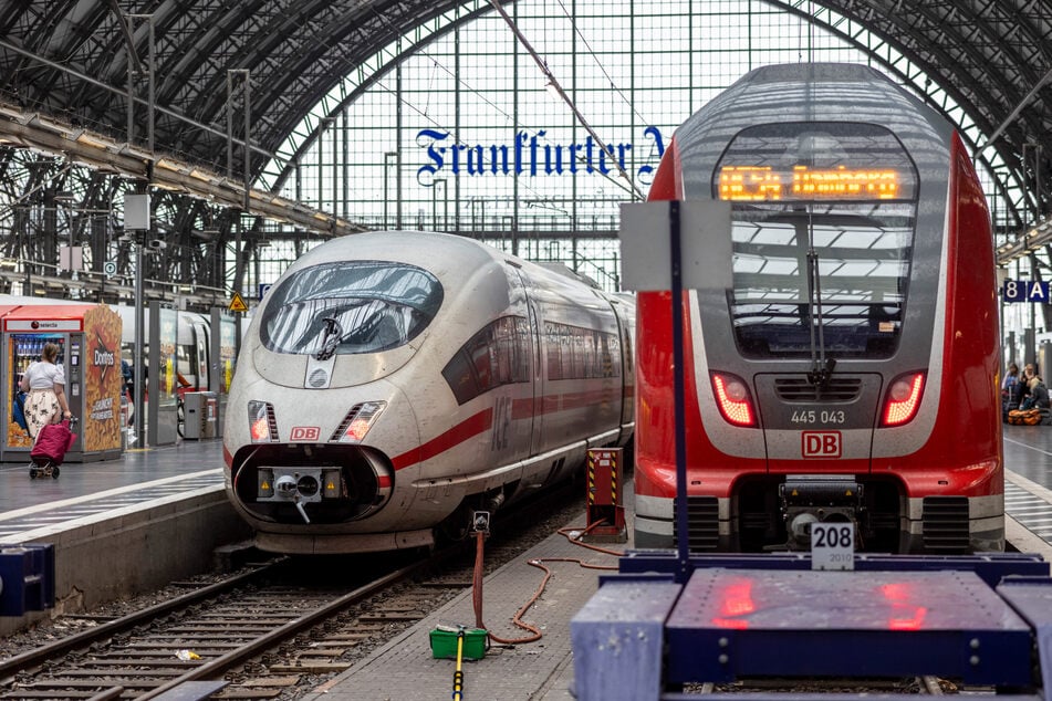 Ob am Frankfurter Hauptbahnhof oder in anderen Landesteilen, die Deutsche Bahn hat aktuell massive Probleme, ihren Zugverkehr geregelt auf die Schiene zu bekommen.