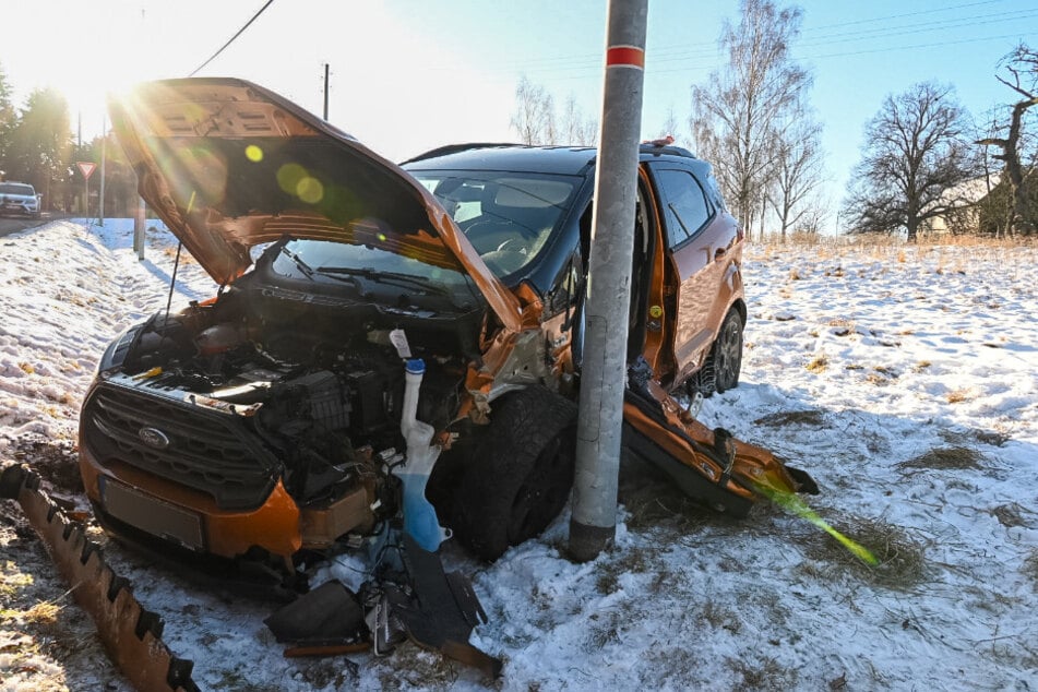 Der 45-jährige Ford-Fahrer musste aus dem Auto befreit werden.