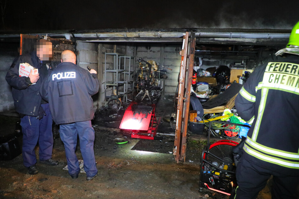 Chemnitz: Feueralarm in Chemnitz: Garage steht in Flammen, eine Person muss ins Krankenhaus