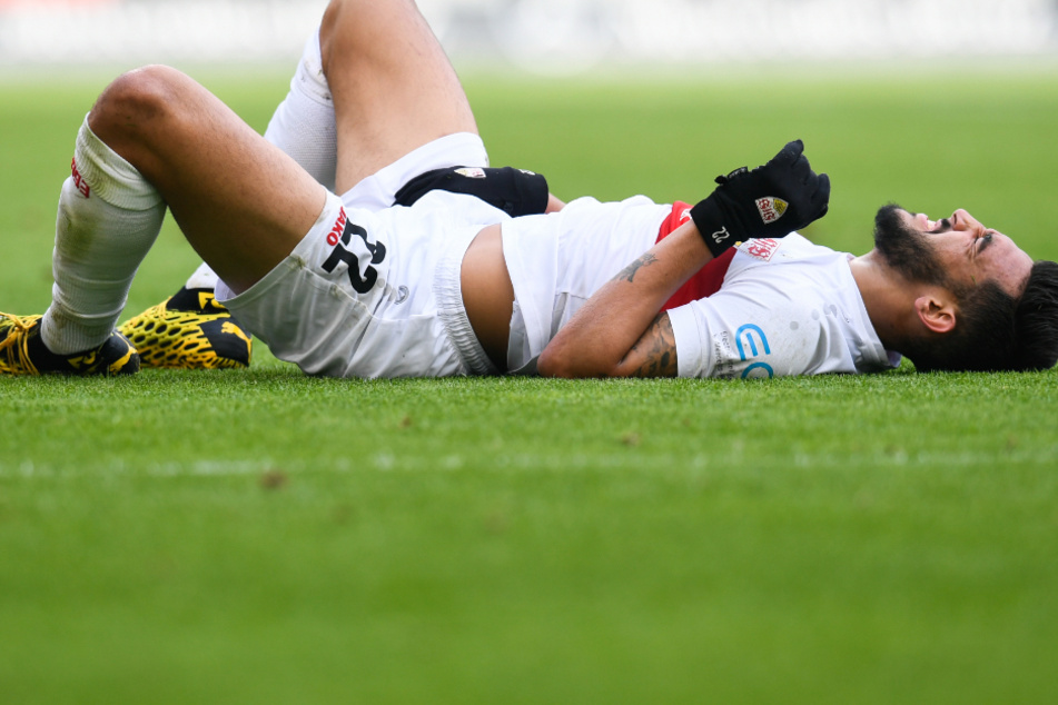 Nicolas Gonzalez vom VfB Stuttgart liegt bei der Partie gegen Erzgebirge Aue verletzt auf dem Boden.