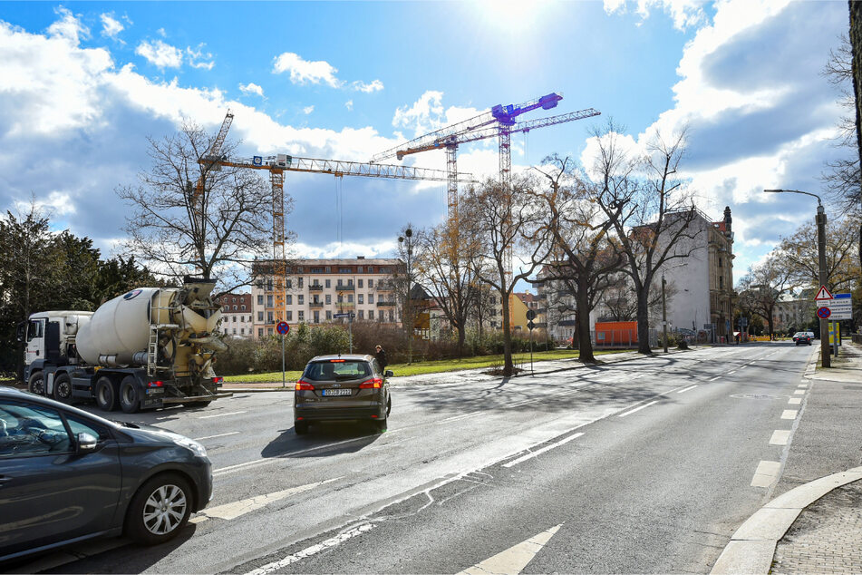 Wer auf der Hainstraße in Richtung Palaisplatz fährt, kann auch weiter links abbiegen.