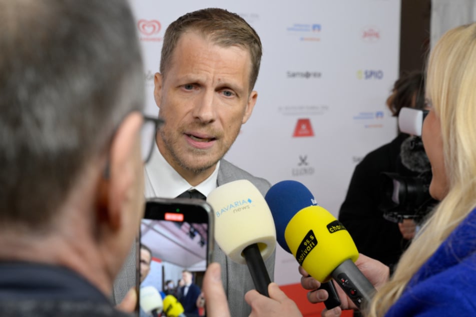 Mittlerweile spricht der Comedian mit Hausbewohner Pietro Lombardi über sein Privatleben.