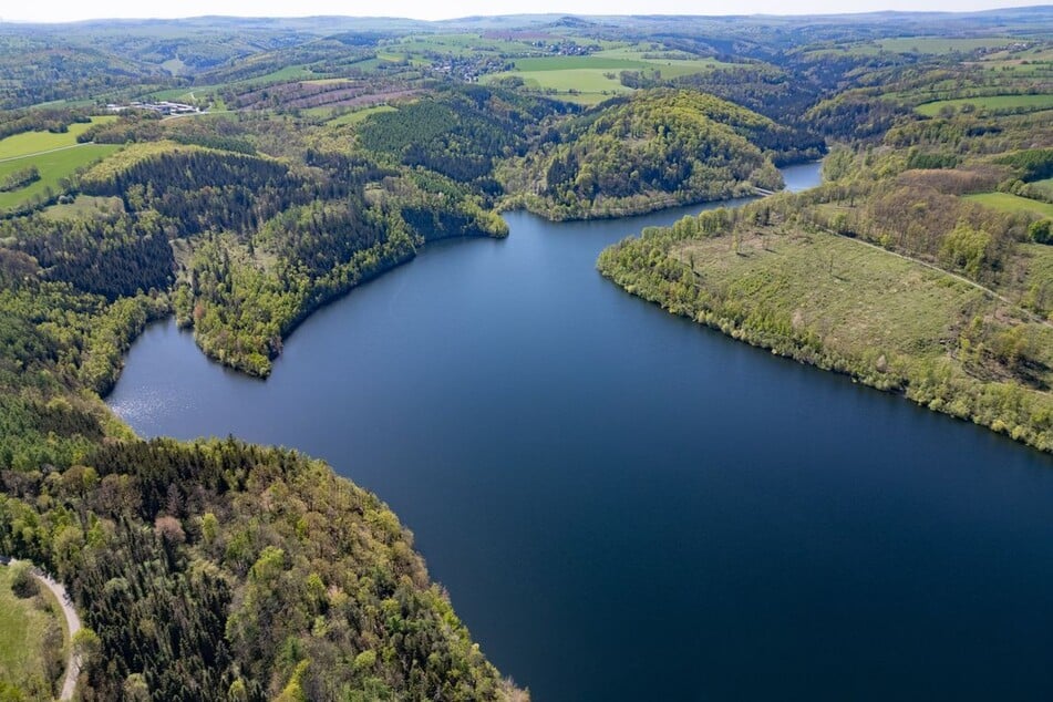 Wegen anhaltender Trockenheit ergreift der Landkreis Sächsische Schweiz-Osterzgebirge neue Maßnahmen und schränkt die Wasserentnahme ein. (Symbolfoto)