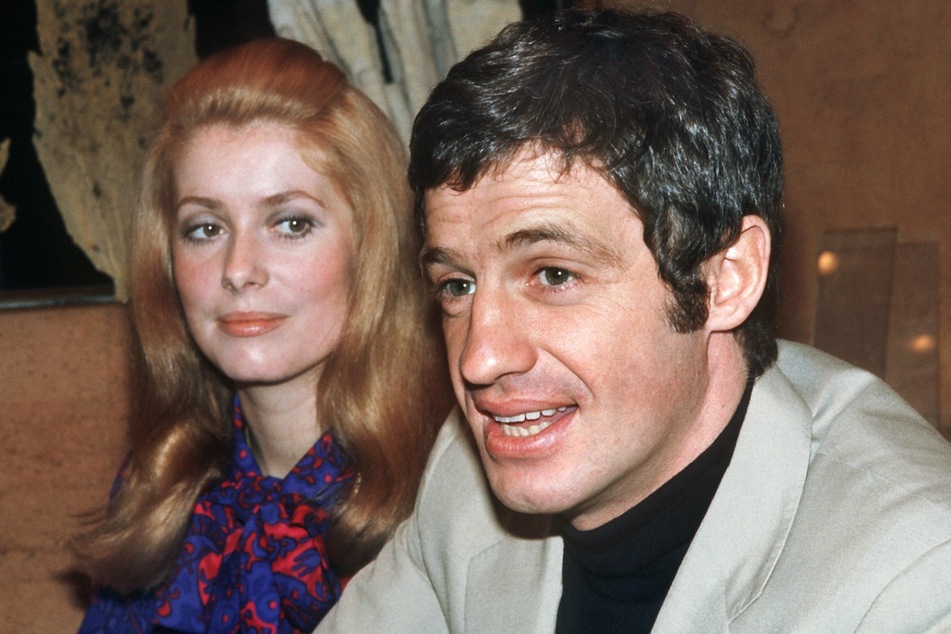 Jean-Paul Belmondo gemeinsam mit der französischen Schauspielerin Catherine Deneuve. (Archivbild)