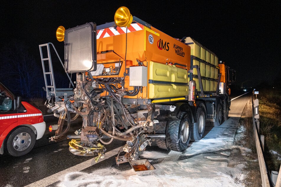 Der BMW-Fahrer krachte frontal in ein Streufahrzeug.