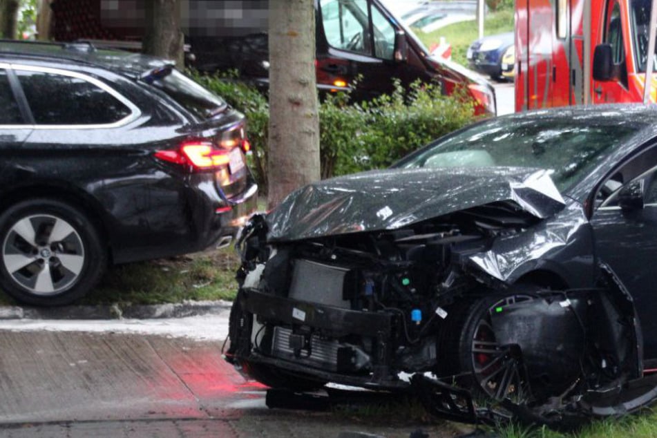 Heftiger Unfall! BMW und KIA krachen in Hellersdorf ineinander
