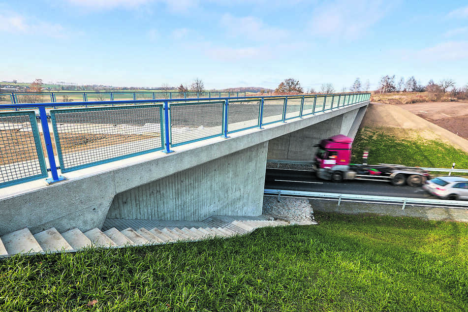 Am Ortsausgang Eschdorf in Richtung Rossendorf steht schon eine Brücke der zukünftigen S 177.