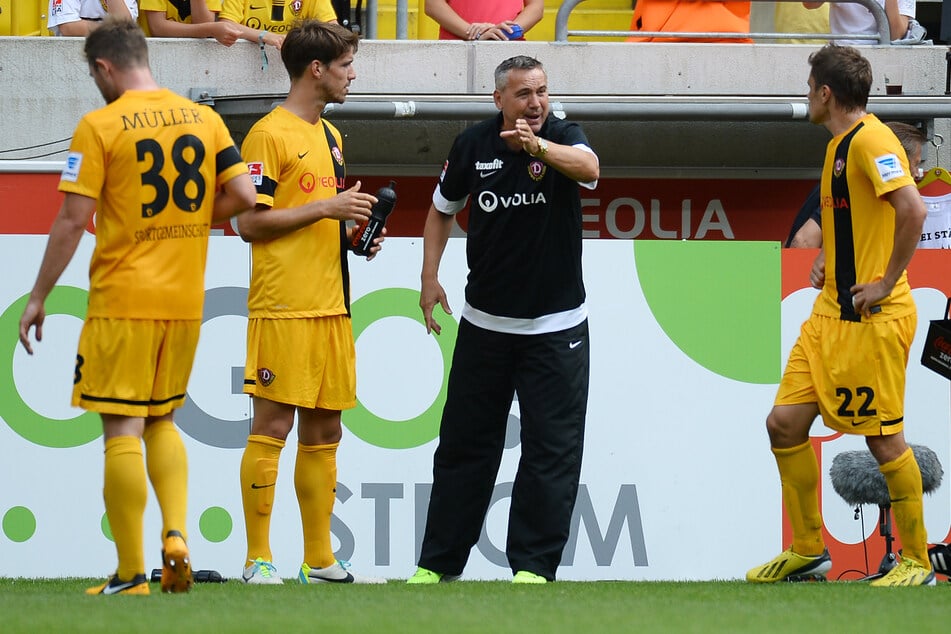 In Deutschland gab sich Peter Pacult (3.v.l.) zuletzt in der Saison 2013/14 die Ehre, allerdings musste er bei Dynamo Dresden nach vier Spieltagen die Segel streichen. (Archivfoto)