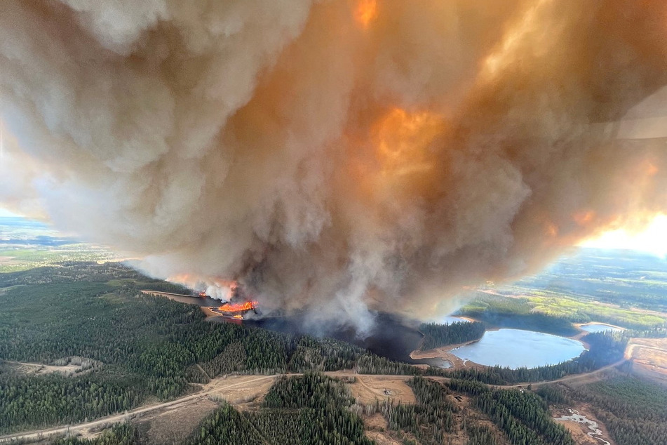 More than two dozen forest fires are burning out of control in the western Canadian province of Alberta, forcing the evacuation of 13,000 people.