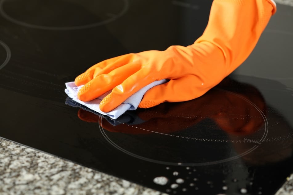 Beim Ceranfeld-Reinigen arbeitet man am besten mit Handschuhen, um die Haut zu schützen.