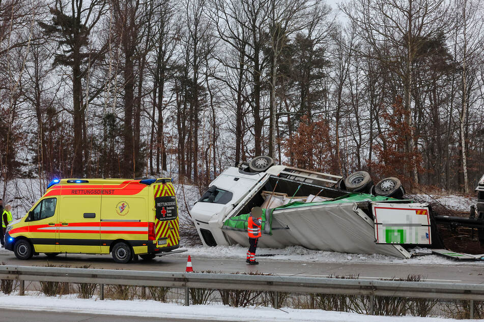 Der Lkw kam von der Autobahn ab und überschlug sich.