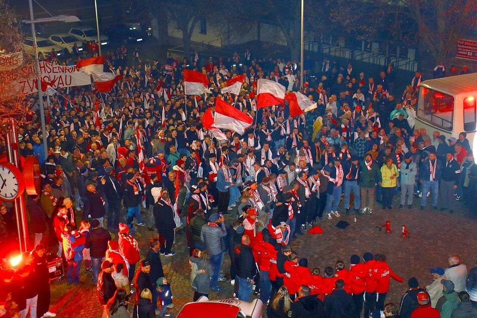 Ehre, wem Ehre gebührt: Die FSV-Anhänger feierten ihre Europacup-Helden.