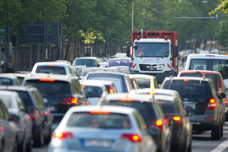 Wer bei Stau in den Kreuzungsbereich einfährt, verstößt gegen die StVO.