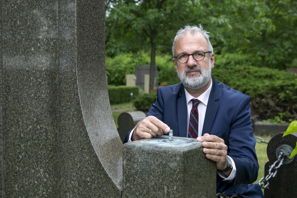 Nur noch ein kleiner Haltebolzen erinnert an die geklaute Amphore.