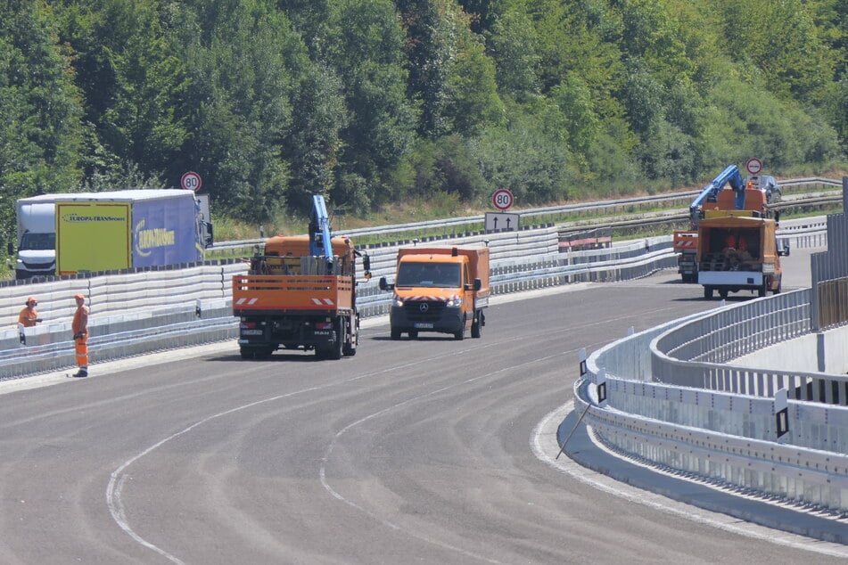 Die Arbeiten auf der Muldebrücke laufen auf Hochtouren.
