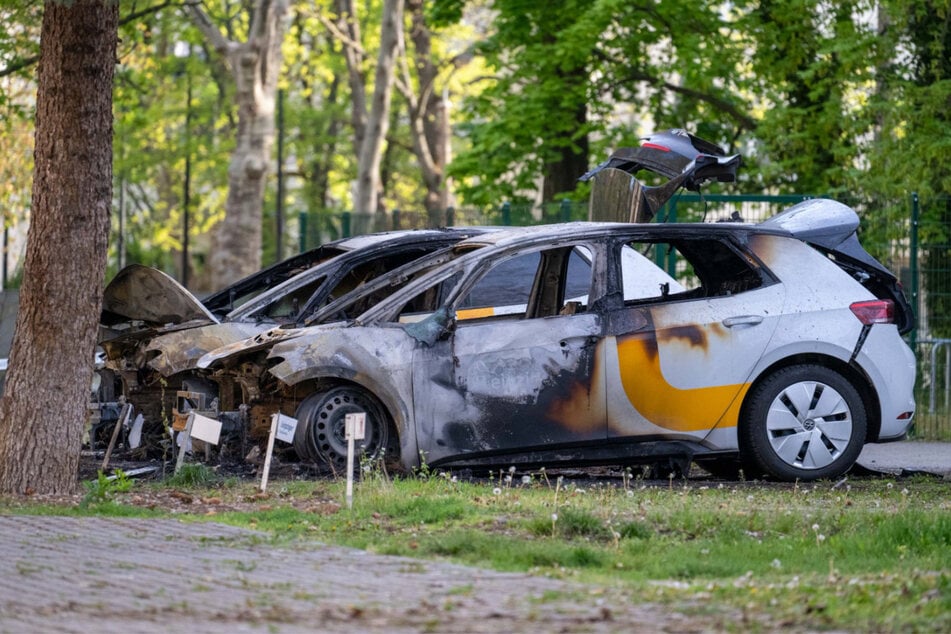 Die Fahrzeuge waren über Nacht auf einem Parkplatz abgestellt.