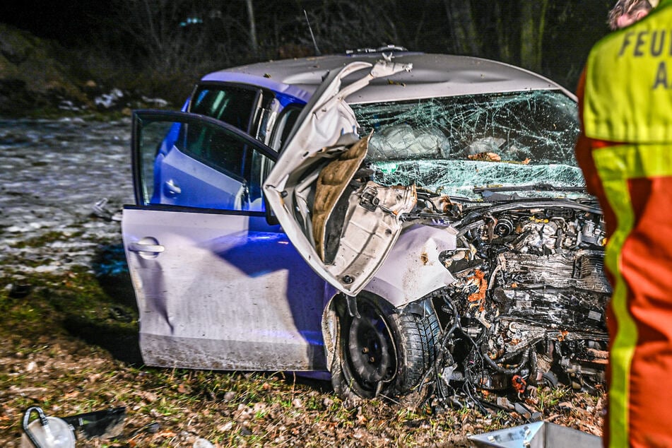 Auto knallt gegen einen Baum: Vier junge Menschen schwer verletzt