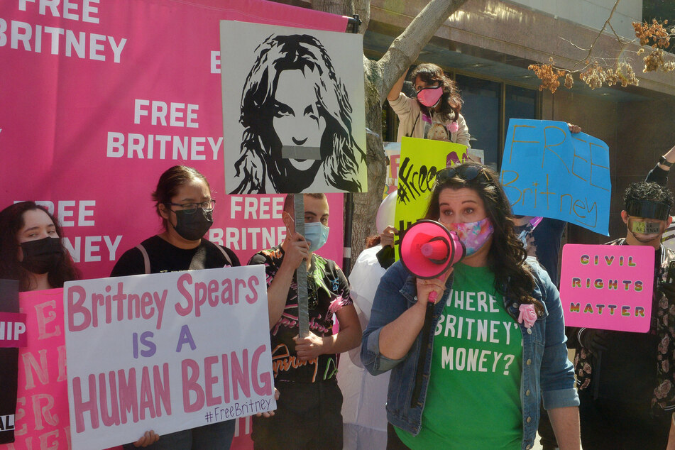 #FreeBritney supporters rallied outside the courthouse where her conservatorship hearing took place.
