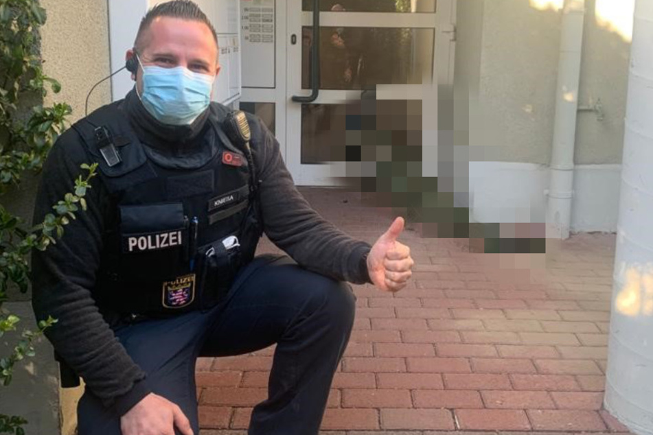 Kurios! Warum posiert dieser Polizist denn freudestrahlend vor Haustür?