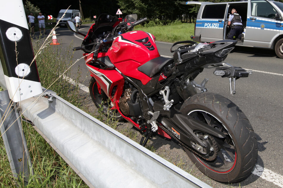 Zwei Motorradfahrer verunglücken in Sächsischer Schweiz: 22-Jähriger schwer verletzt