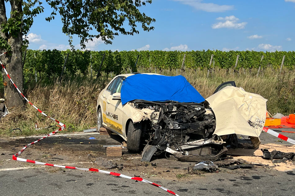 Zwischen Würzburg und Volkach verunfallte ein 66-jähriger Taxifahrer mit seinem Mercedes. Sein 18-jähriger Fahrgast verstarb noch an der Unfallstelle.
