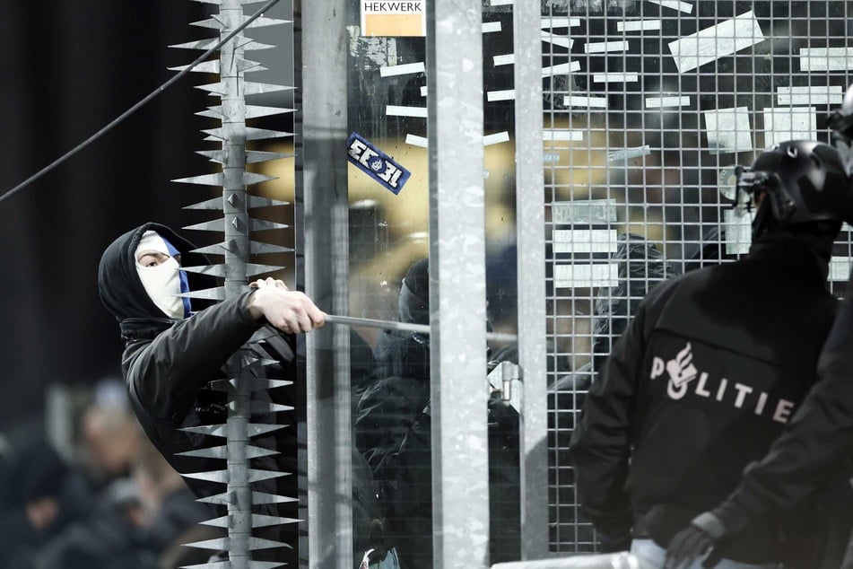 Es kam zu gewalttätigen Auseinandersetzungen zwischen Polizei und Fans.