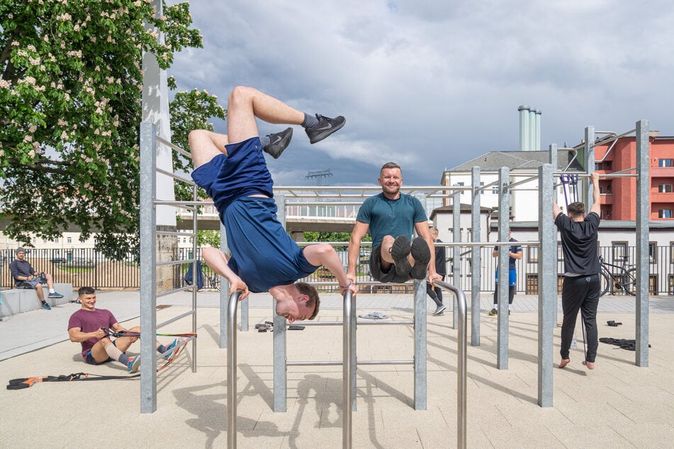Im Löbtauer Rathauspark trainieren kernige Typen an der neuen Calisthenics-Anlage. ​2021 soll im Eingangsbereich des Sportpark Ostra eine ähnliche Anlage errichtet werden.