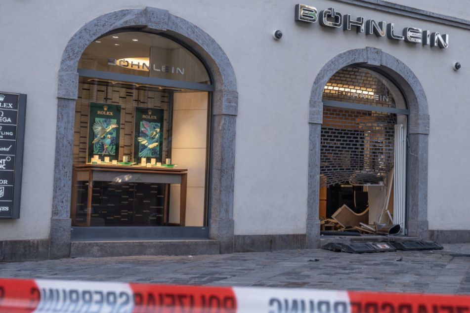 Filmreifer Überfall auf Juwelier in Bamberg: Auto rast in Schaufenster